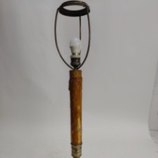 Antigüedades: LAMPARA DE SOBREMESA REALIZADA EN METAL PLATEADO Y MADERA AÑOS 60. CIRIO