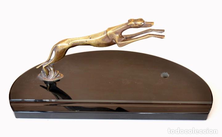 Antig&uuml;edades: GALGO DE BRONCE ART DEC&Oacute; SOBRE M&Aacute;RMOL - Foto 1