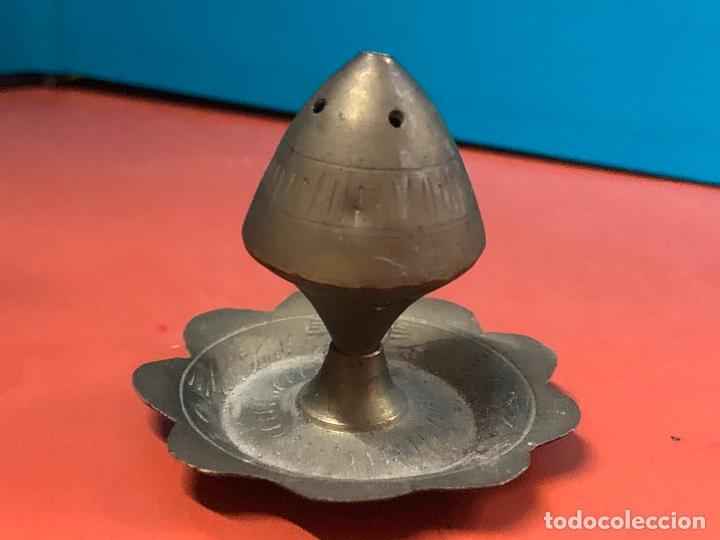 Antig&uuml;edades: Curioso portaincienso en bronce o laton. 5,5cms diametro x 5cms alto