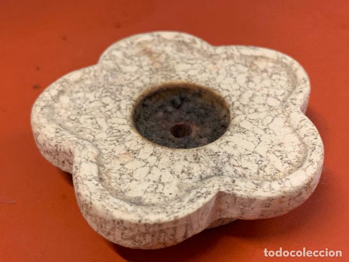 Antig&uuml;edades: Curioso portaincienso en ceramica o similar. 5,5cms diametro x 1,5cms alto