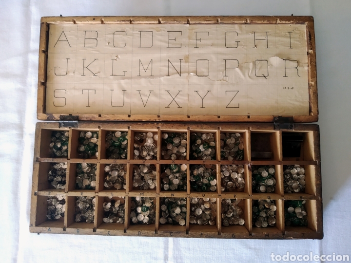 Antig&uuml;edades: ANTIGUA CAJA DE INICIALES LETRAS DE ALUMINIO CON 1755 PIEZAS A&Ntilde;OS 40