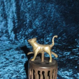Antigua campana de mano llamador bronce latón zoomorfo animal perro felino 3 bolas circa 1900