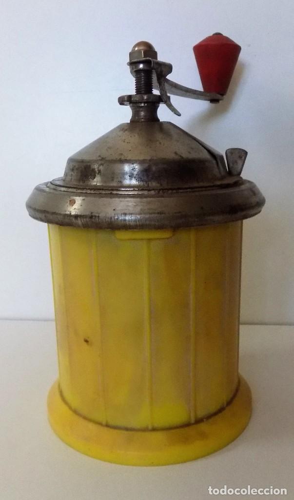 Antig&uuml;edades: MOLINILLO DE CAF&Eacute; MARCA MOLIPLAST. MODELO AMARILLO. ESPA&Ntilde;A. CA. 1950/60