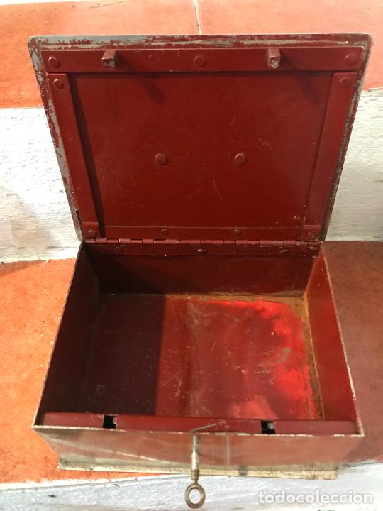 Antig&uuml;edades: Caja de caudales caja fuerte met&aacute;lica, funciona la cerradura mide 25,5 x 20 x 10 cms
