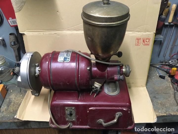 Antiquit&eacute;s: molinillo de cafe antiguo electrico y rallador de queso, marca MOBBA voltage 125 v. funciona