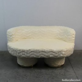sofá pequeño en tejido peluche beige