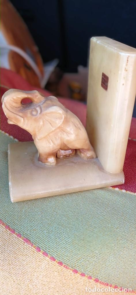 Antiques: SUJETA LIBROS CON ELEFANTE ALABASTRO HERNA SPAIN