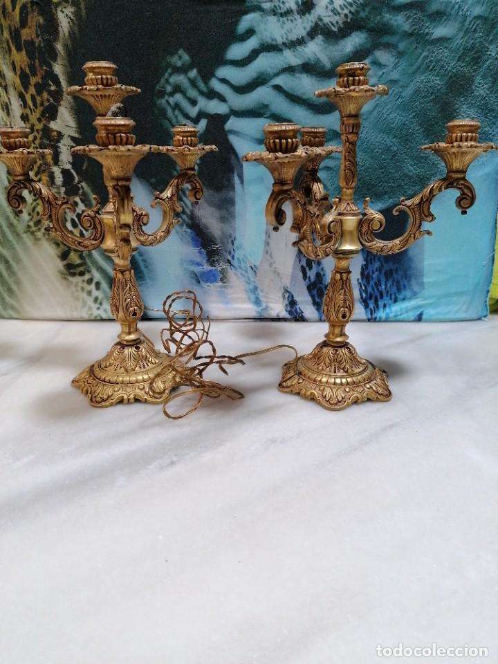 Antig&uuml;edades: C15 - Dos candelabros antiguos de bronce - Foto 2