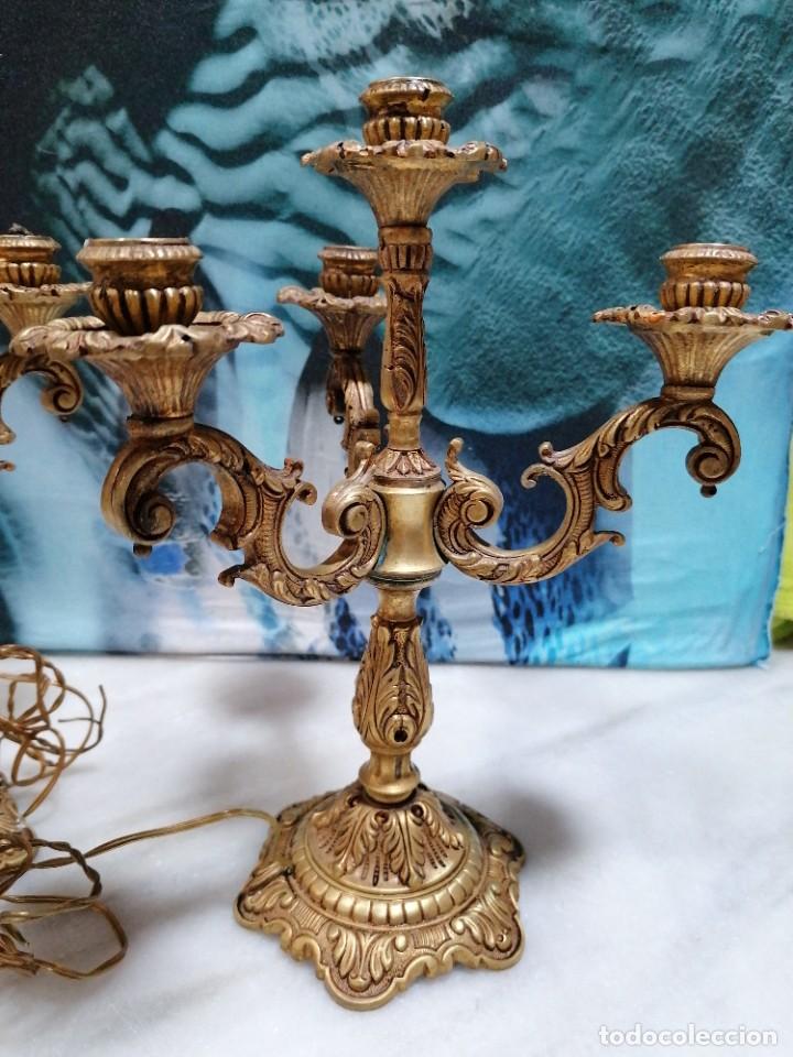 Antig&uuml;edades: C15 - Dos candelabros antiguos de bronce - Foto 3