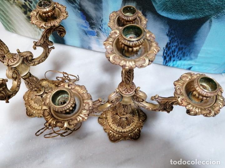 Antig&uuml;edades: C15 - Dos candelabros antiguos de bronce - Foto 4