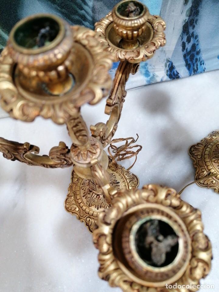 Antig&uuml;edades: C15 - Dos candelabros antiguos de bronce - Foto 5