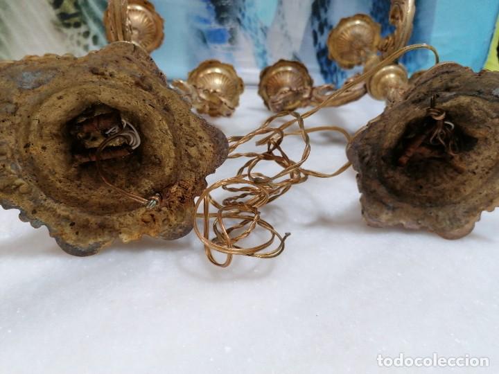 Antig&uuml;edades: C15 - Dos candelabros antiguos de bronce - Foto 6