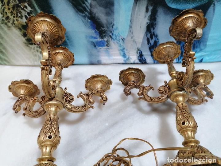 Antig&uuml;edades: C15 - Dos candelabros antiguos de bronce - Foto 8