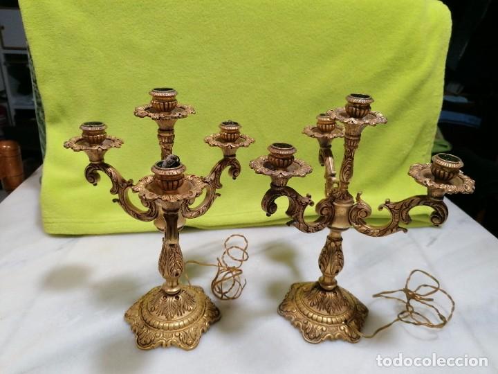 Antig&uuml;edades: C15 - Dos candelabros antiguos de bronce - Foto 1