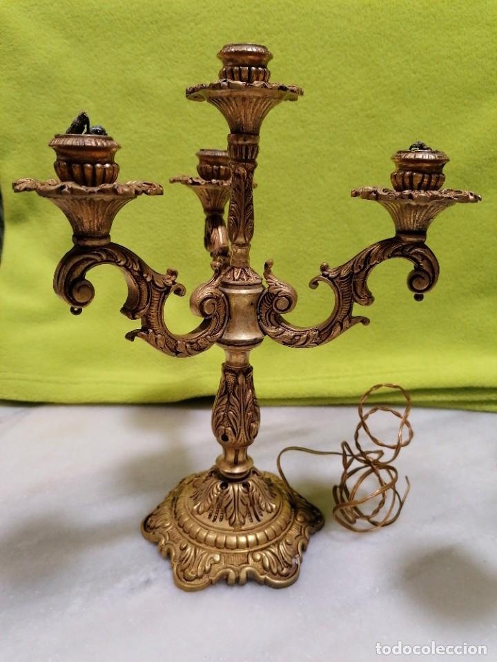 Antig&uuml;edades: C15 - Dos candelabros antiguos de bronce - Foto 9