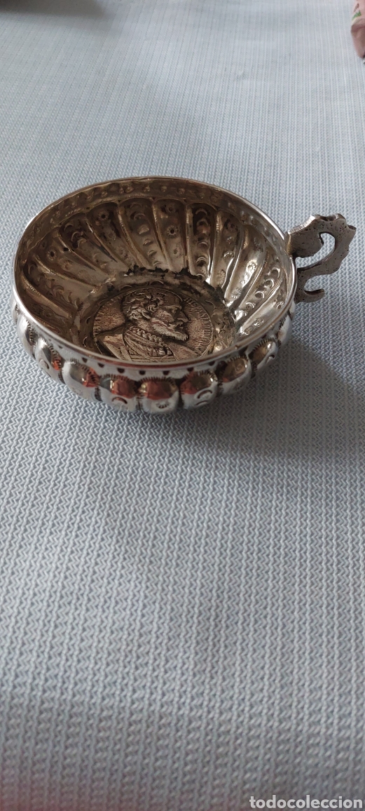 Antig&uuml;edades: TAZA DE PLATA CON MONEDA COMO FONDO - Foto 1