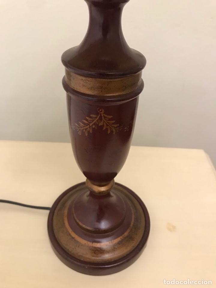 Antig&uuml;edades: L&aacute;mpara sobre mesa de madera - Foto 2