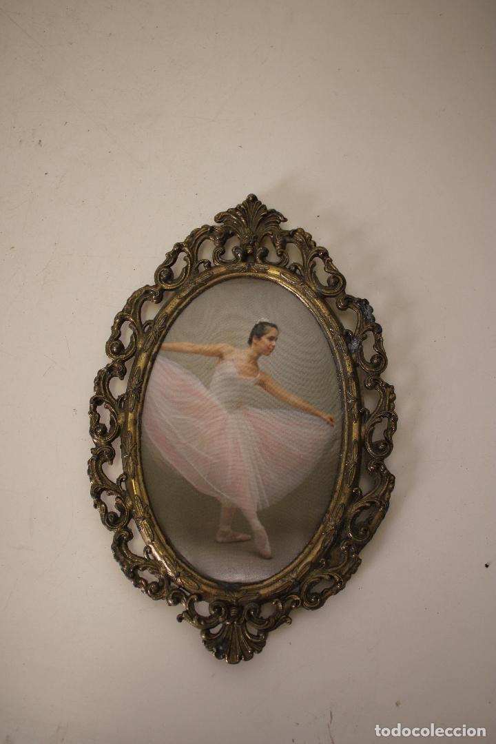 Antig&uuml;edades: bailarina cuadro oval de seda y calamina - Foto 2