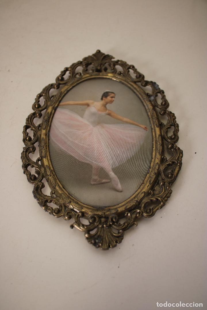 Antig&uuml;edades: bailarina cuadro oval de seda y calamina - Foto 1