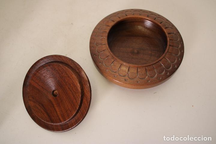 Antig&uuml;edades: caja redonda de madera tallada - Foto 3