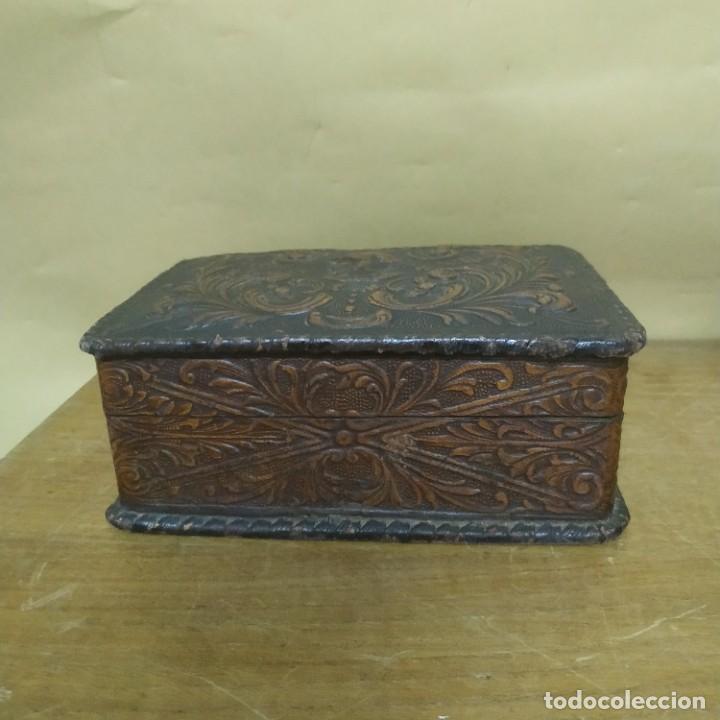 Antig&uuml;edades: Caja de madera y cuero repujado - Foto 1