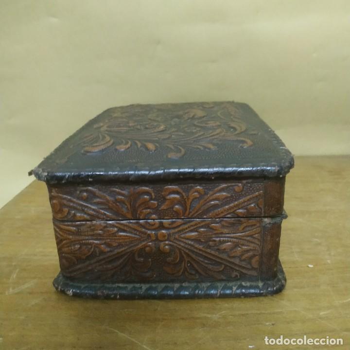Antig&uuml;edades: Caja de madera y cuero repujado - Foto 2