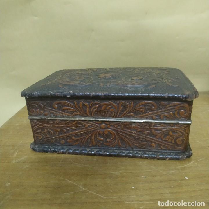 Antig&uuml;edades: Caja de madera y cuero repujado - Foto 3