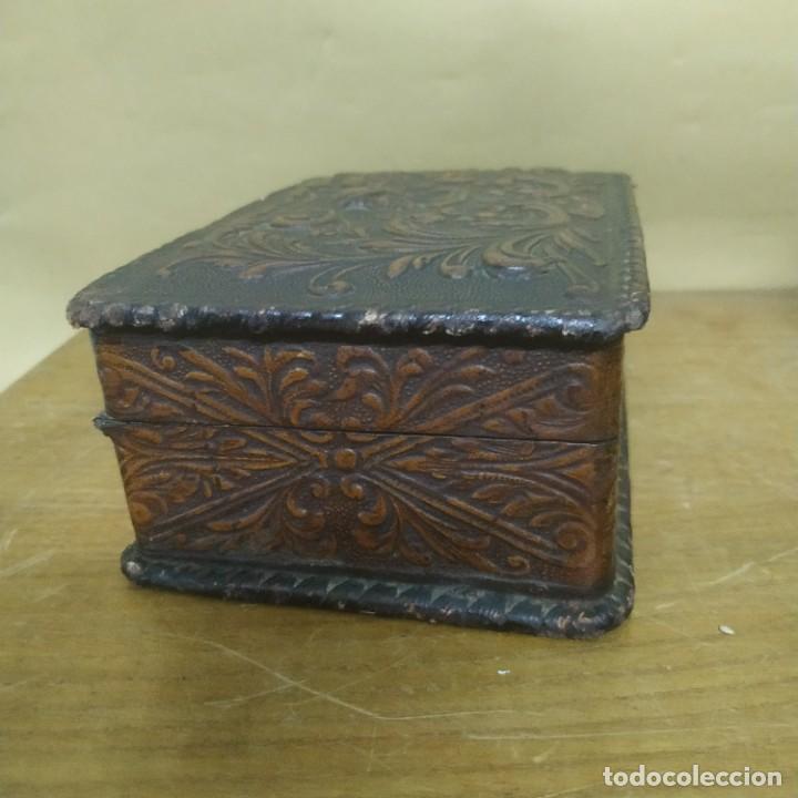 Antig&uuml;edades: Caja de madera y cuero repujado - Foto 4