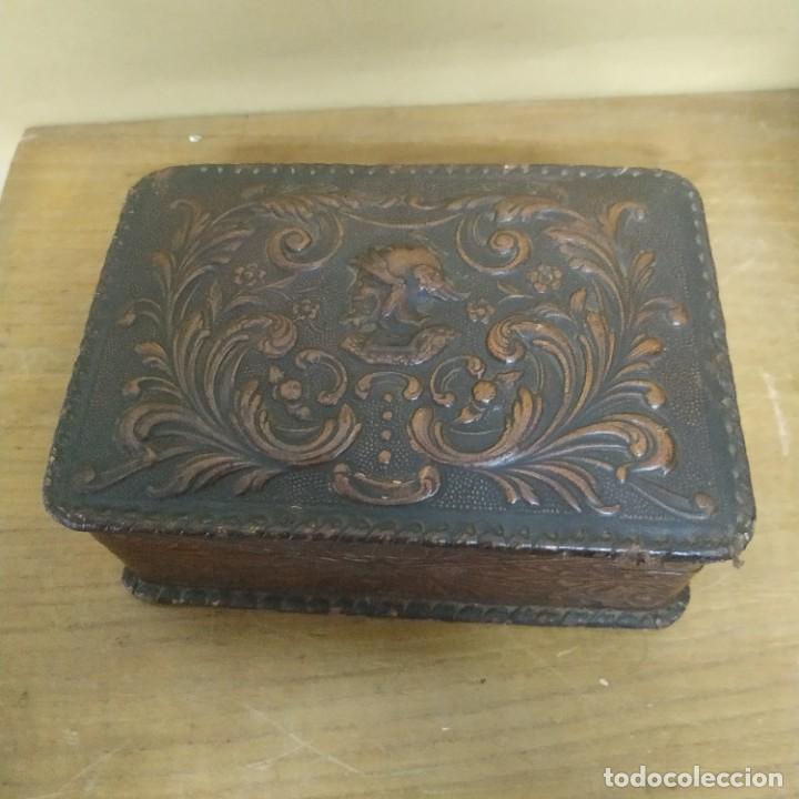 Antig&uuml;edades: Caja de madera y cuero repujado - Foto 5