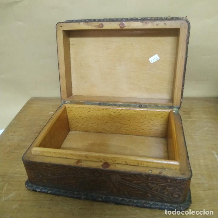 Antig&uuml;edades: Caja de madera y cuero repujado - Foto 6