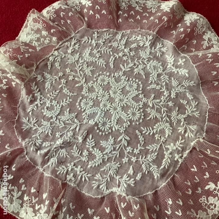 Antig&uuml;edades: Tapete o panuelo redondo con bonito bordado y tulle 32 cm