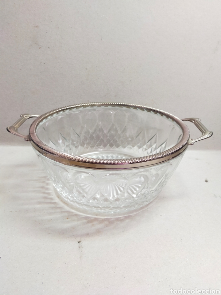 Antiquit&eacute;s: FRUTERO DE CRISTAL TALLADO CON DETALLE EN METAL. 2 ASAS. 24 CM DE DI&Aacute;METRO.