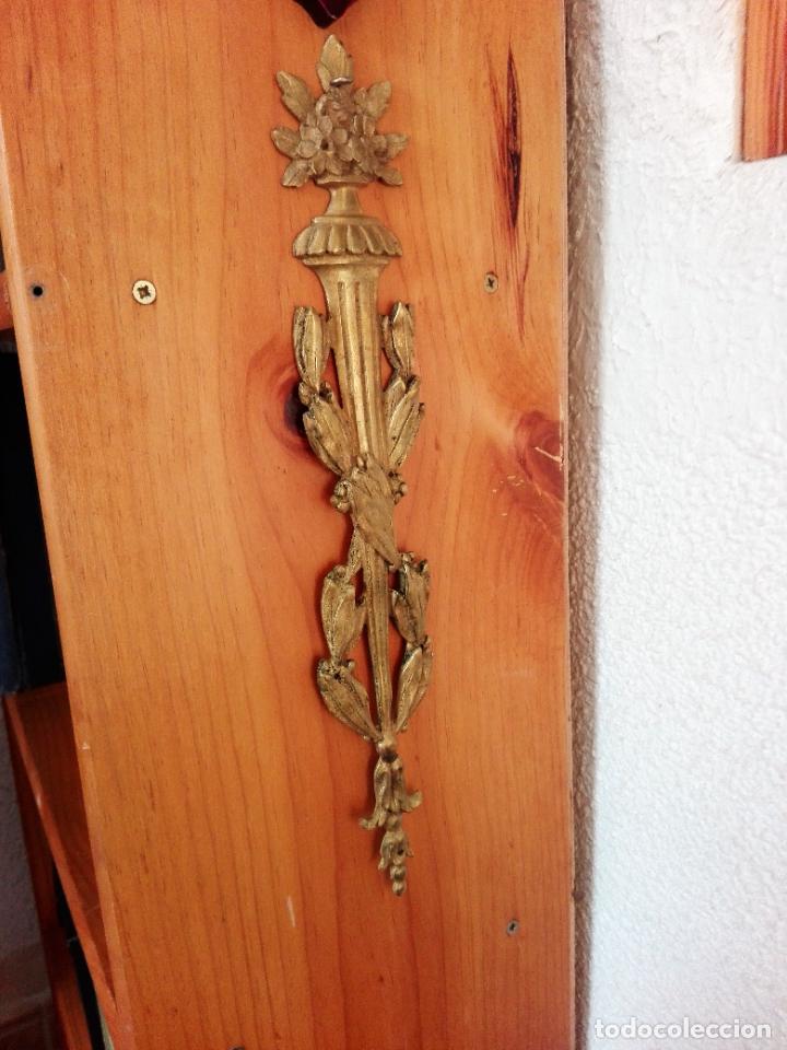 Antiques: Aplique o adorno de bronce para muebles, 39cm. de alto. (con una buena Patina)
