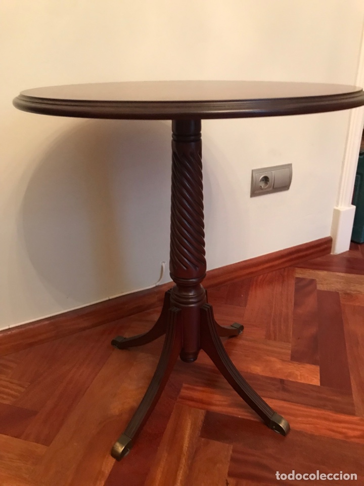 Antig&uuml;edades: Mesa auxiliar madera maciza 66x68cm - Foto 1