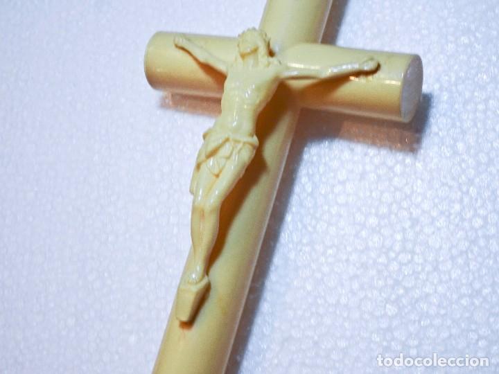 Antig&uuml;edades: Crucifijo de celuloide antiguo 18 cm - Foto 2