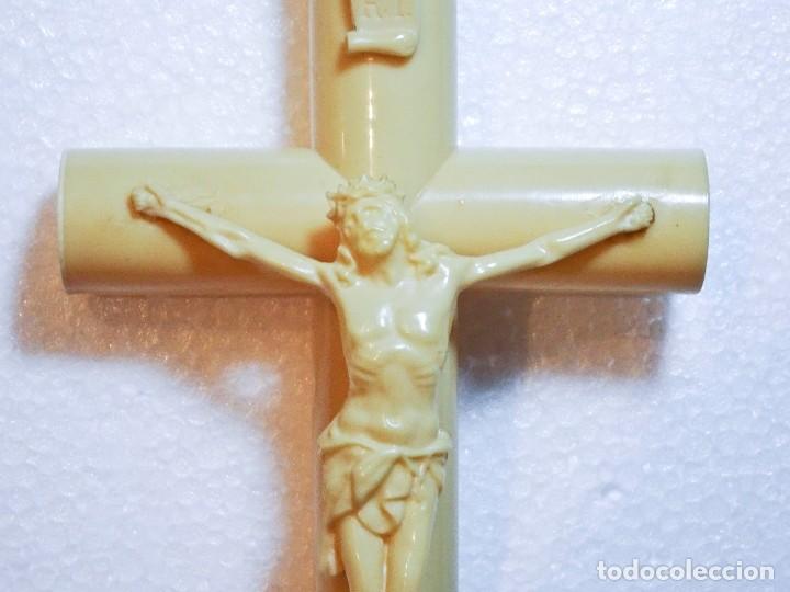 Antig&uuml;edades: Crucifijo de celuloide antiguo 18 cm - Foto 9