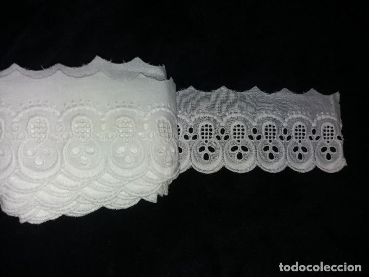 Antig&uuml;edades: Bordado suizo 4 m ancho 7 cm - Foto 2