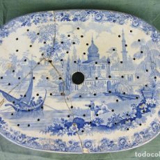 Antigüedades: ESCURRIDOR DE CARNE EN CERÁMICA INGLESA ”CHINA BLUE”, SIGLO XIX