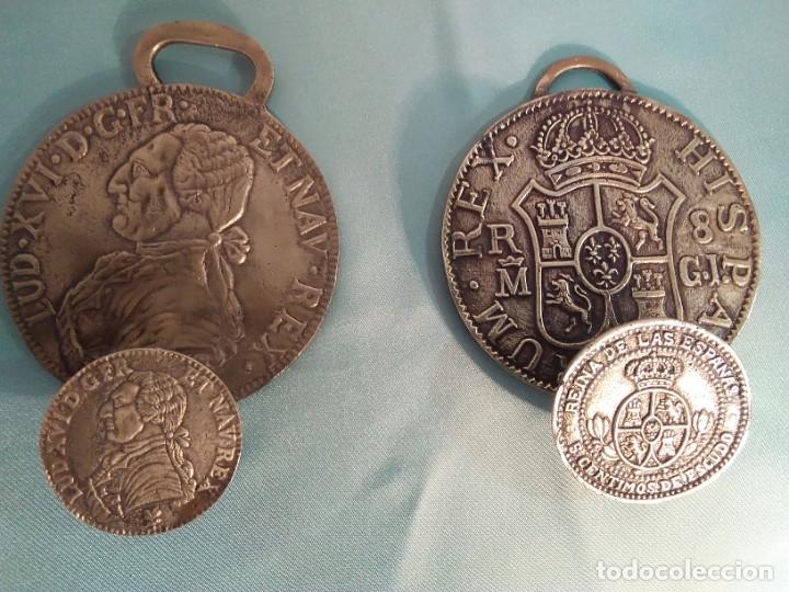 Oggetti Antichi: Pareja de perchas en bronce antiguas monedas.