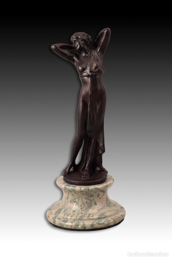 Antig&uuml;edades: ESCULTURA DAMA EN PIE - Foto 1