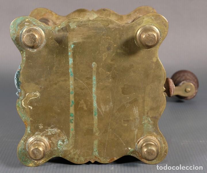 Antig&uuml;edades: Molinillo de caf&eacute; en metal dorado - Foto 9