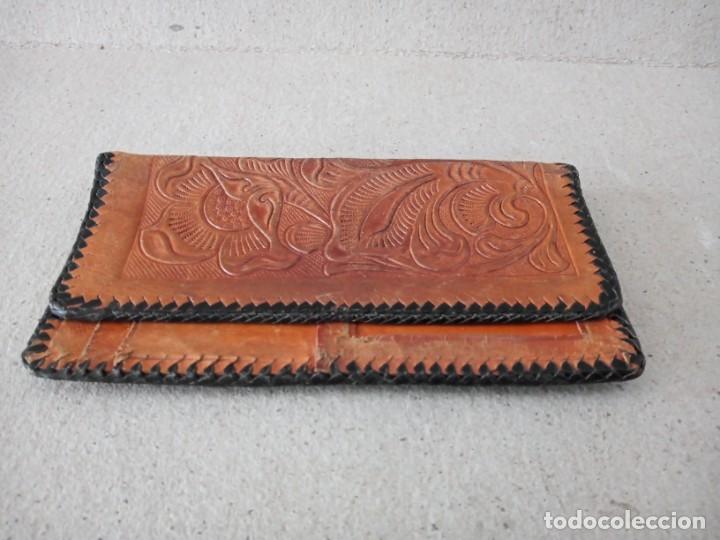 Antig&uuml;edades: ANTIGUO MONEDERO CUERO REPUJADO. - Foto 2