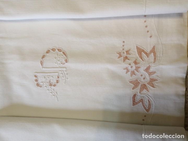 Antig&uuml;edades: Sabana bordada con almohadon - Foto 2