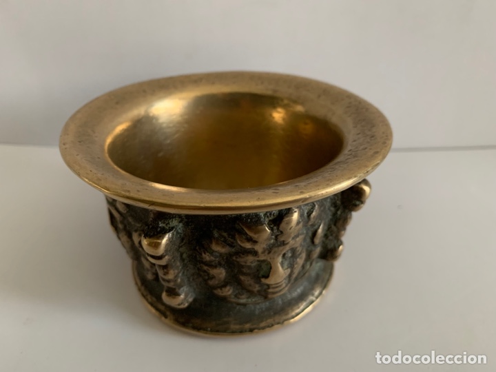 Antig&uuml;edades: Antiguo almirez bronce con mano - Foto 2