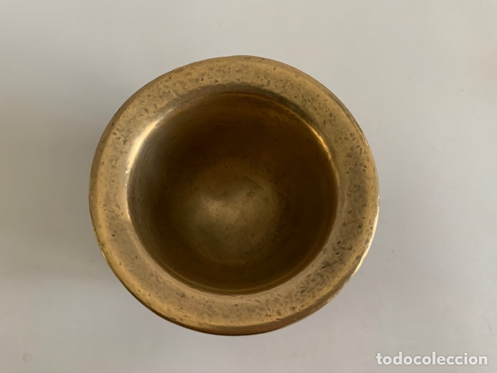 Antig&uuml;edades: Antiguo almirez bronce con mano - Foto 3