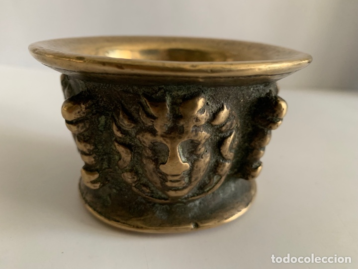 Antig&uuml;edades: Antiguo almirez bronce con mano - Foto 5