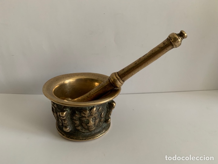 Antig&uuml;edades: Antiguo almirez bronce con mano - Foto 1
