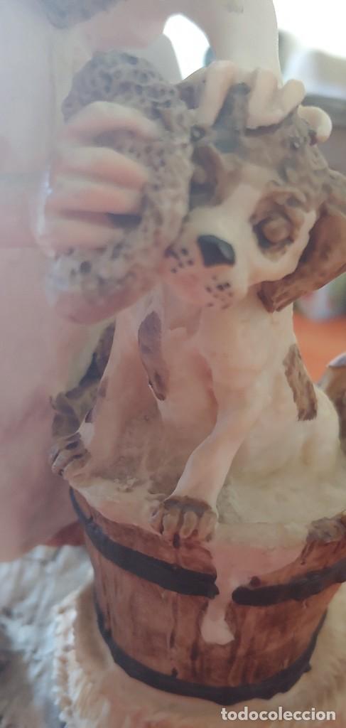 Antig&uuml;edades: Figura ni&ntilde;a ba&ntilde;ando perro - Foto 1