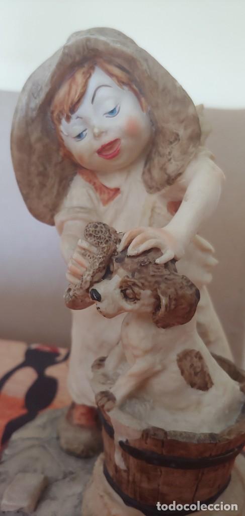Antig&uuml;edades: Figura ni&ntilde;a ba&ntilde;ando perro - Foto 2