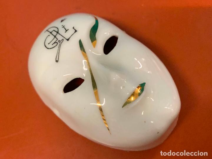 Antiquit&eacute;s: Curiosa mascara tipo veneciano, en ceramica o porcelana en miniatura.